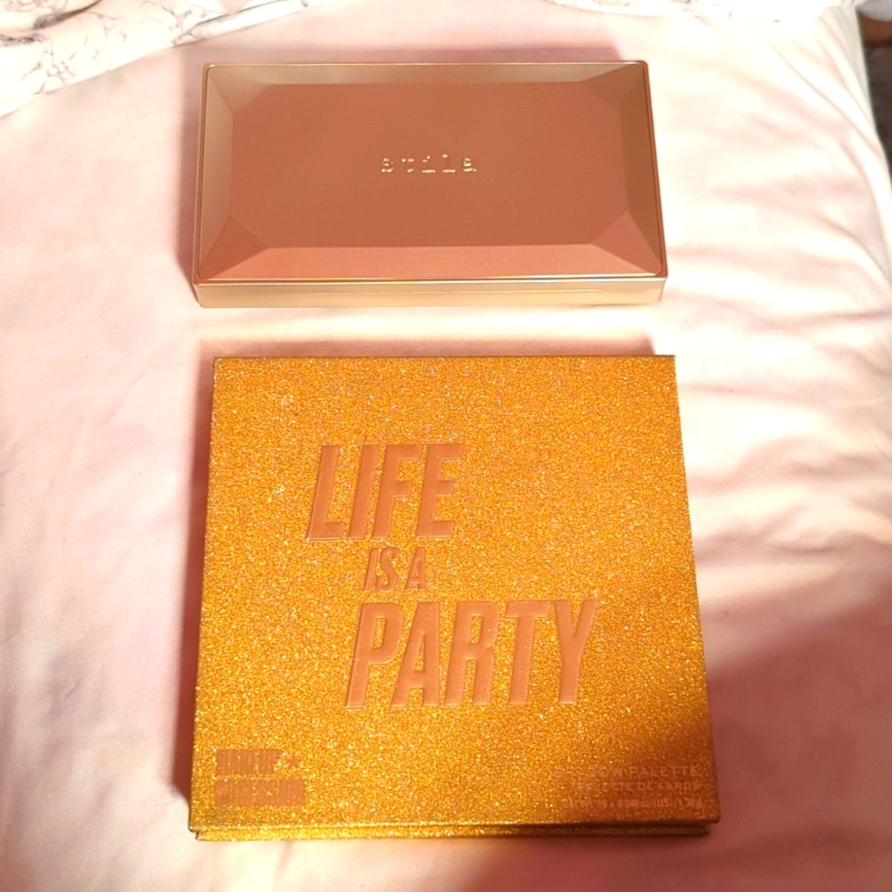 Bundle of eyeshadow palette.